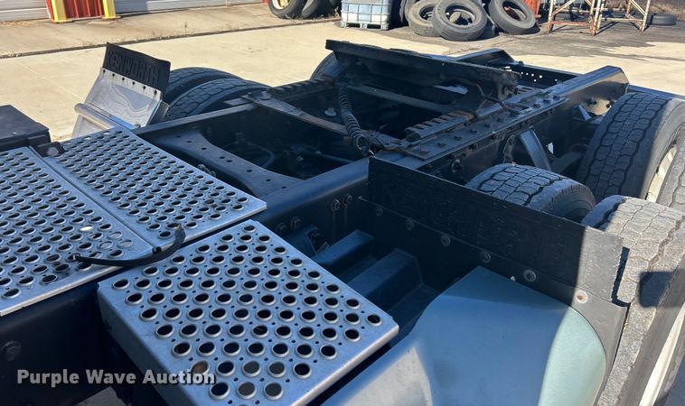 image for item ET6861 2015 Kenworth T680 semi truck