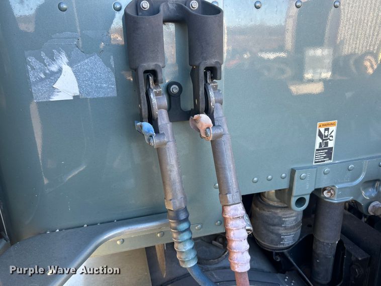 image for item ET6861 2015 Kenworth T680 semi truck