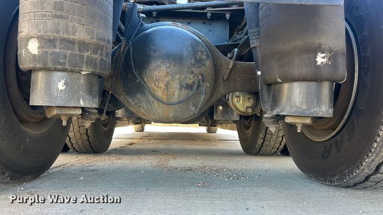 image for item ET6861 2015 Kenworth T680 semi truck