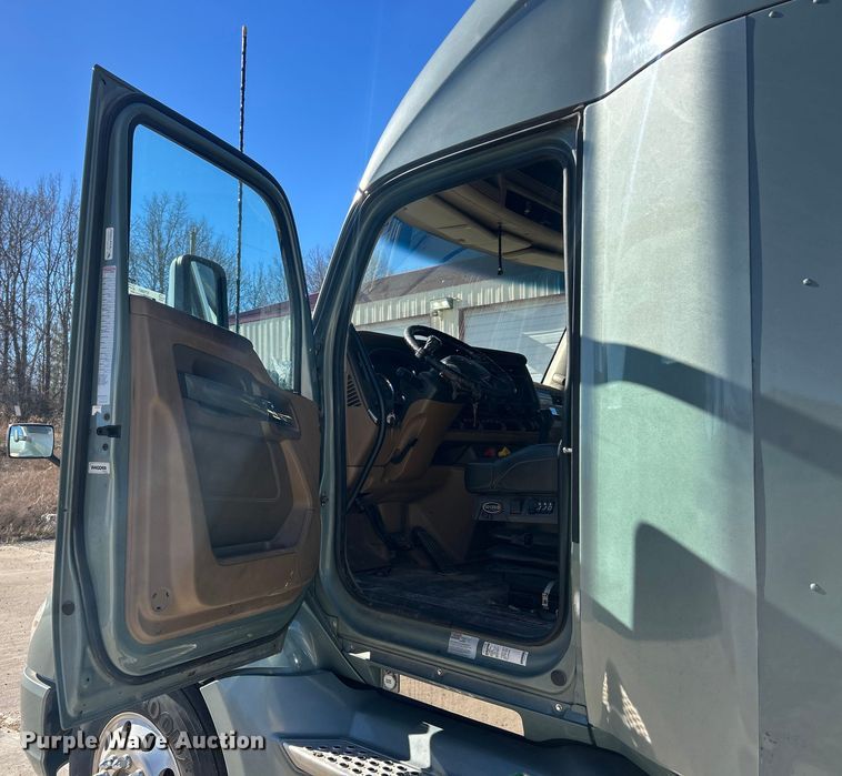 image for item ET6861 2015 Kenworth T680 semi truck