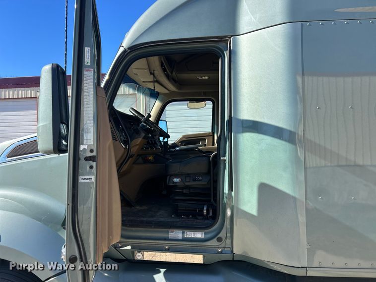 image for item ET6861 2015 Kenworth T680 semi truck