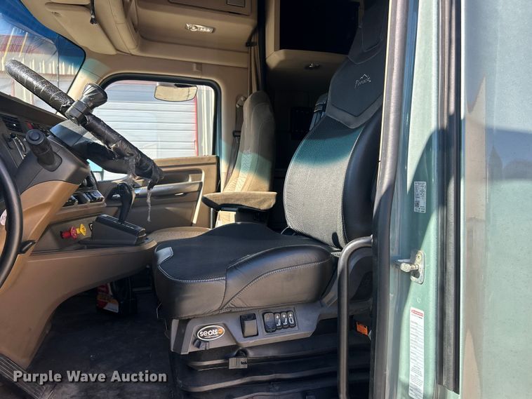 image for item ET6861 2015 Kenworth T680 semi truck