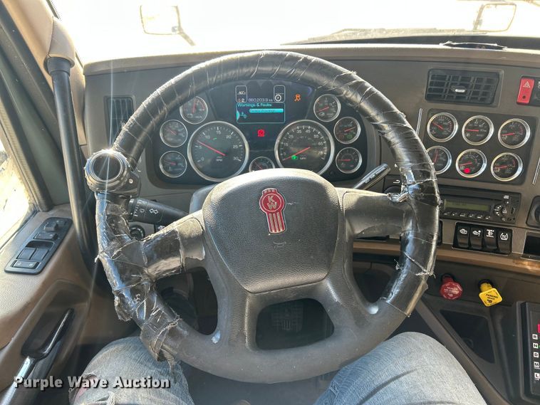 image for item ET6861 2015 Kenworth T680 semi truck