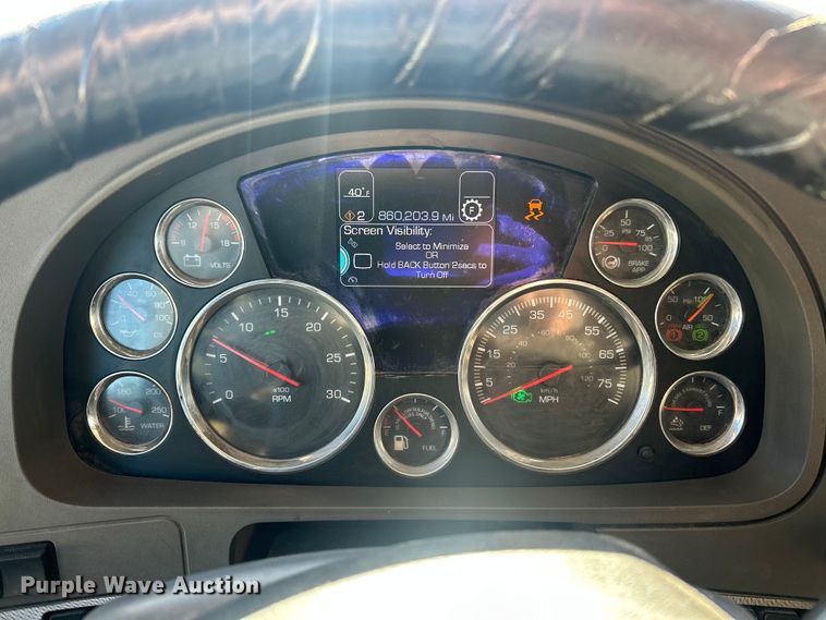 image for item ET6861 2015 Kenworth T680 semi truck