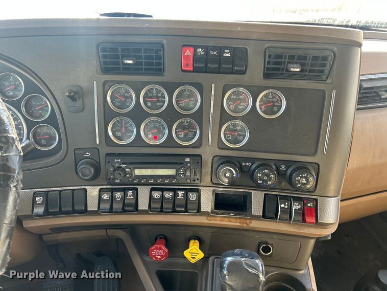 image for item ET6861 2015 Kenworth T680 semi truck