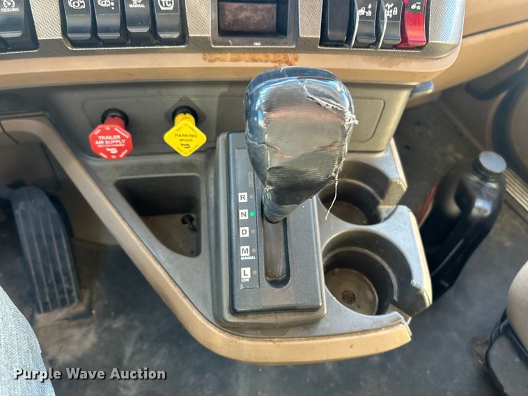 image for item ET6861 2015 Kenworth T680 semi truck