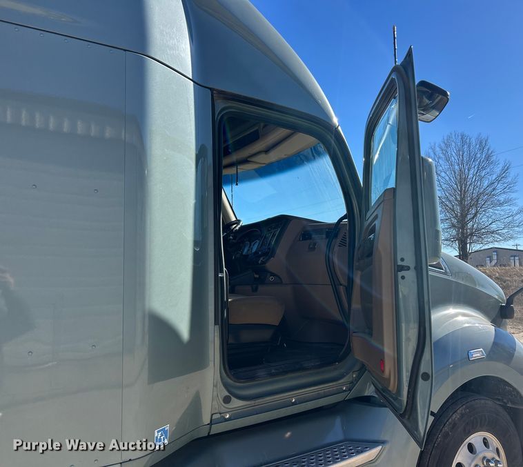 image for item ET6861 2015 Kenworth T680 semi truck