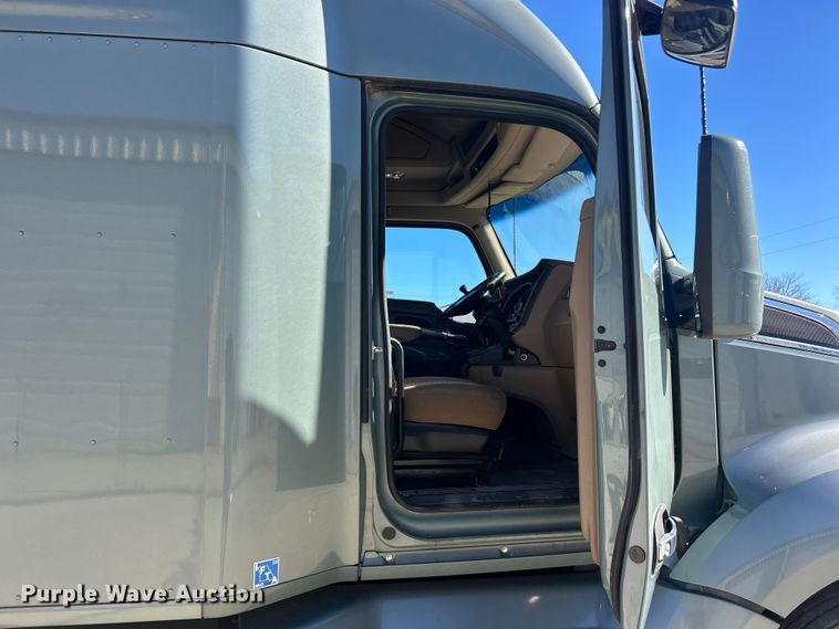 image for item ET6861 2015 Kenworth T680 semi truck