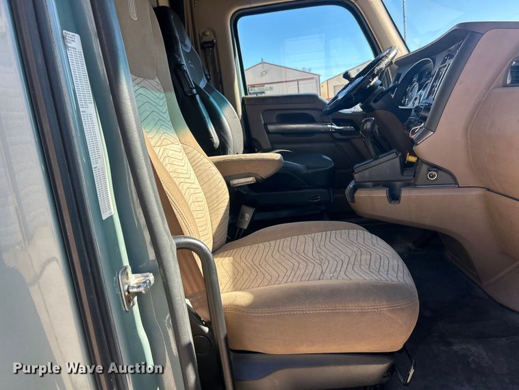 image for item ET6861 2015 Kenworth T680 semi truck