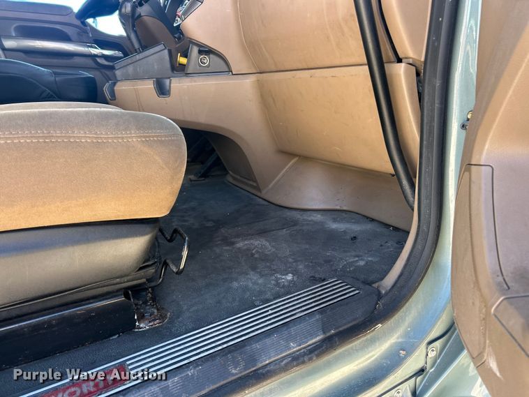 image for item ET6861 2015 Kenworth T680 semi truck