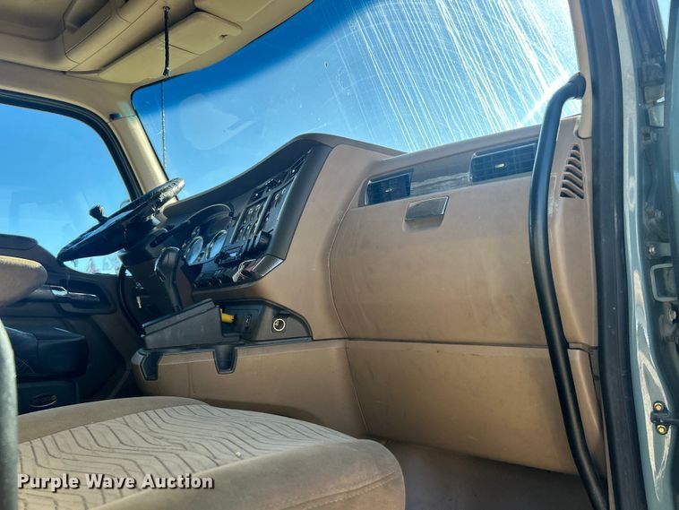 image for item ET6861 2015 Kenworth T680 semi truck