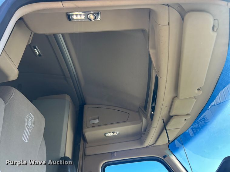 image for item ET6861 2015 Kenworth T680 semi truck