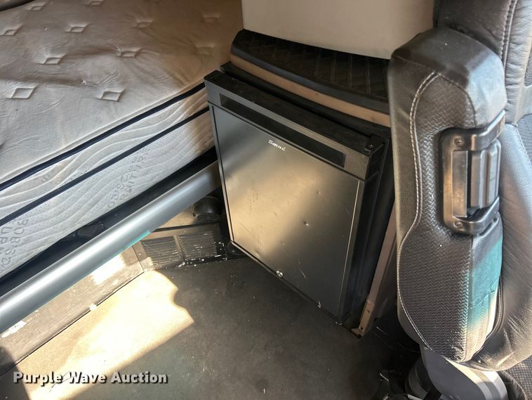 image for item ET6861 2015 Kenworth T680 semi truck