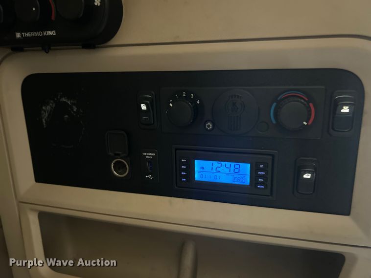 image for item ET6861 2015 Kenworth T680 semi truck