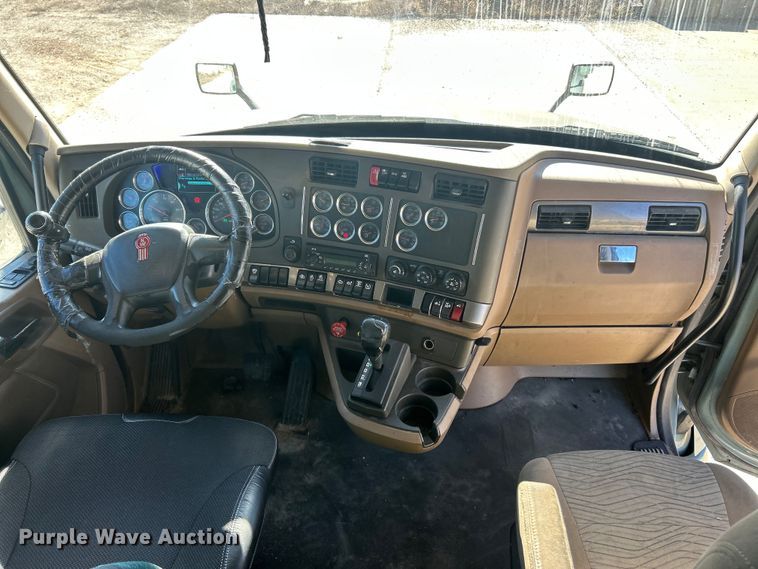 image for item ET6861 2015 Kenworth T680 semi truck