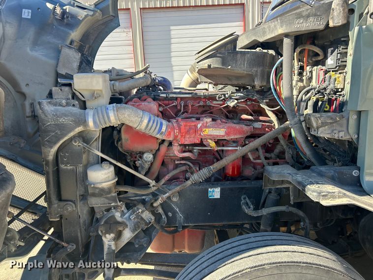 image for item ET6861 2015 Kenworth T680 semi truck