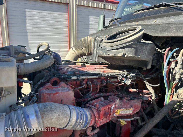 image for item ET6861 2015 Kenworth T680 semi truck