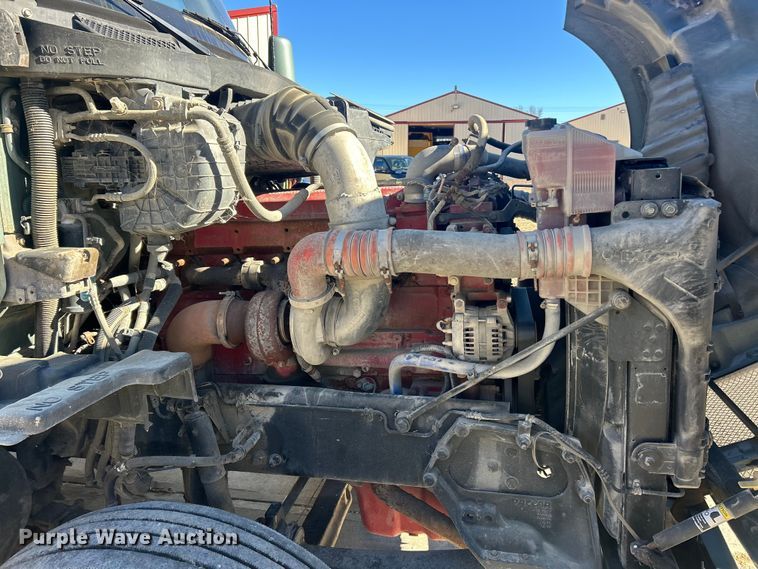 image for item ET6861 2015 Kenworth T680 semi truck