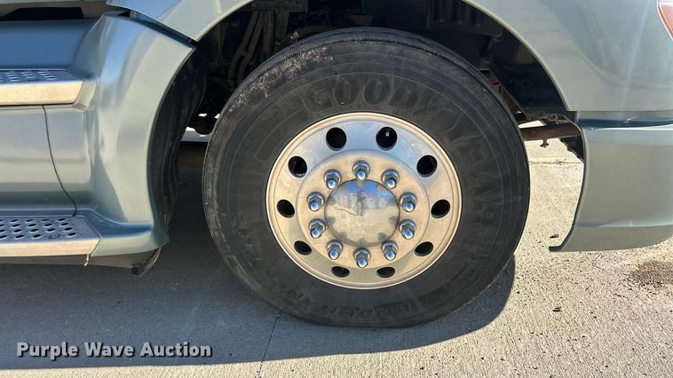 image for item ET6861 2015 Kenworth T680 semi truck