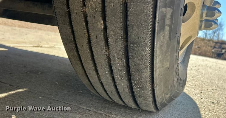 image for item ET6861 2015 Kenworth T680 semi truck