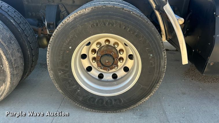 image for item ET6861 2015 Kenworth T680 semi truck