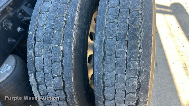 image for item ET6861 2015 Kenworth T680 semi truck