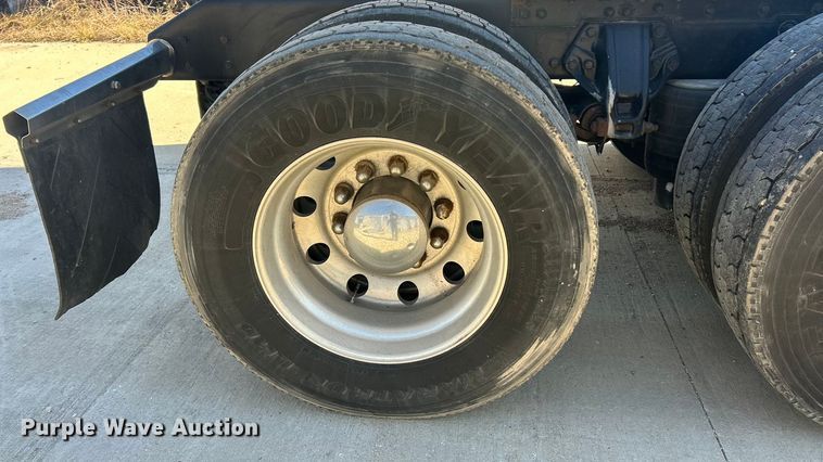 image for item ET6861 2015 Kenworth T680 semi truck