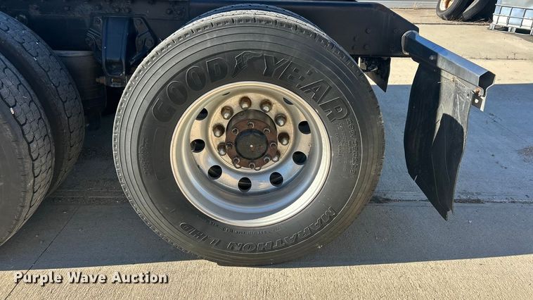 image for item ET6861 2015 Kenworth T680 semi truck