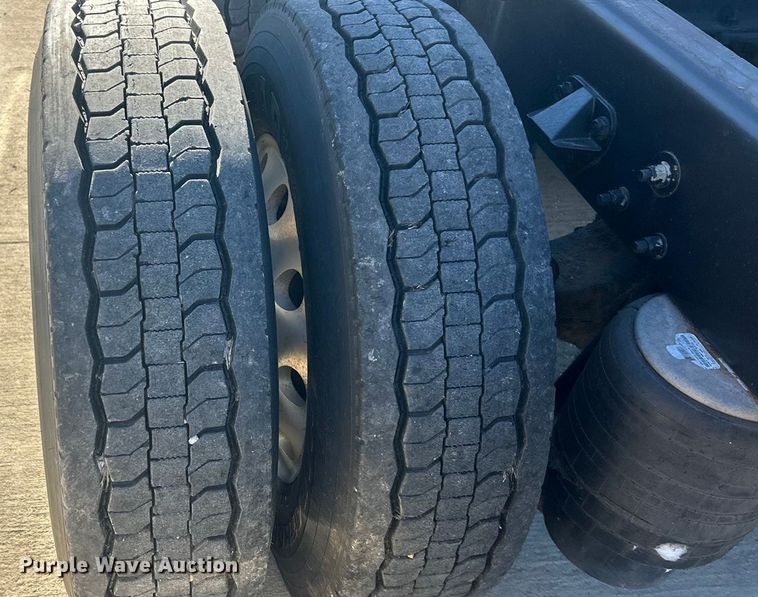 image for item ET6861 2015 Kenworth T680 semi truck