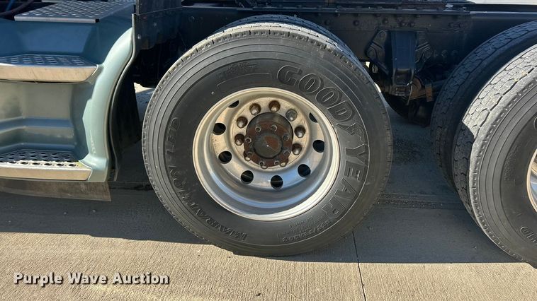 image for item ET6861 2015 Kenworth T680 semi truck