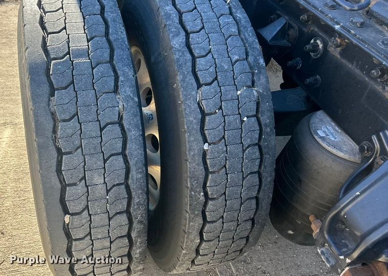 image for item ET6861 2015 Kenworth T680 semi truck