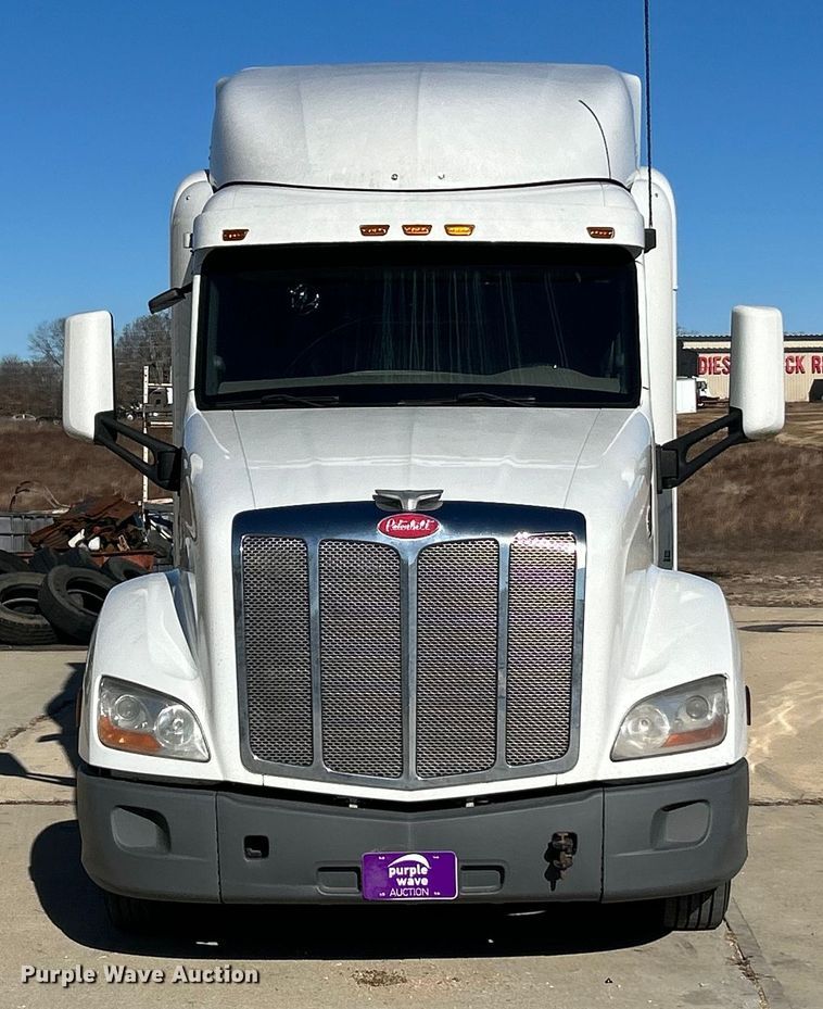 image for item ET6862 2015 Peterbilt 579 semi truck