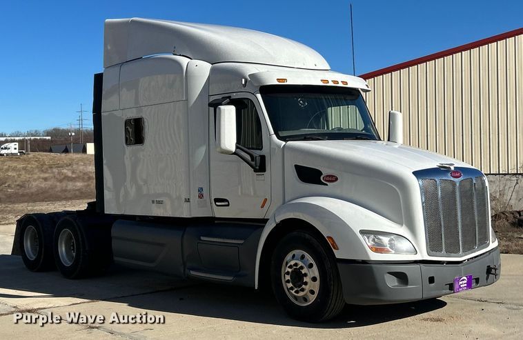 image for item ET6862 2015 Peterbilt 579 semi truck