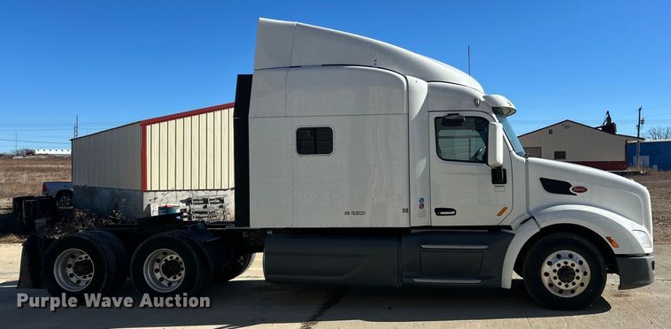 image for item ET6862 2015 Peterbilt 579 semi truck