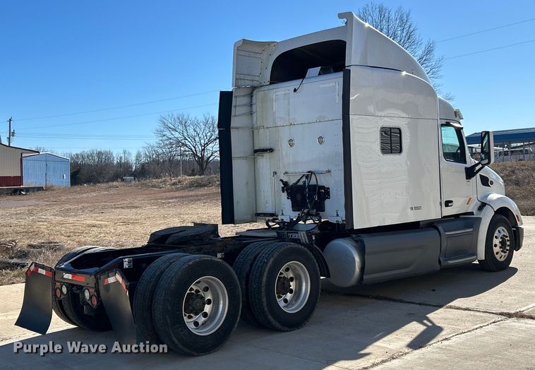 image for item ET6862 2015 Peterbilt 579 semi truck