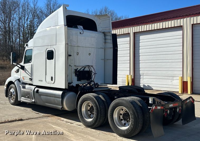 image for item ET6862 2015 Peterbilt 579 semi truck
