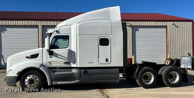 image for item ET6862 2015 Peterbilt 579 semi truck