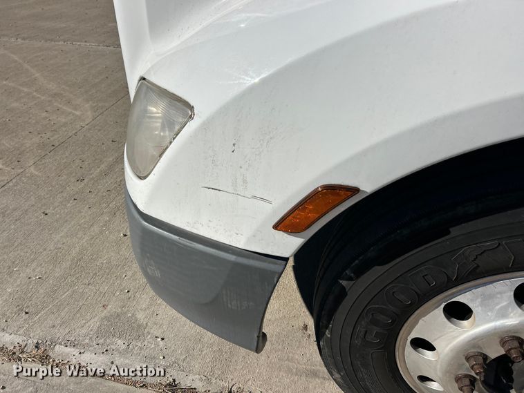 image for item ET6862 2015 Peterbilt 579 semi truck