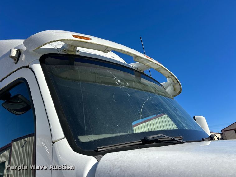 image for item ET6862 2015 Peterbilt 579 semi truck