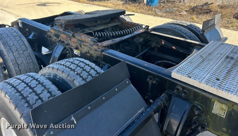 image for item ET6862 2015 Peterbilt 579 semi truck