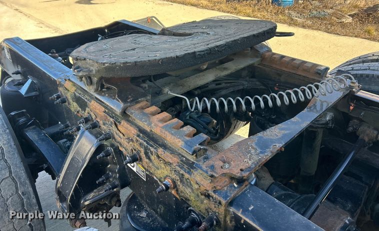 image for item ET6862 2015 Peterbilt 579 semi truck