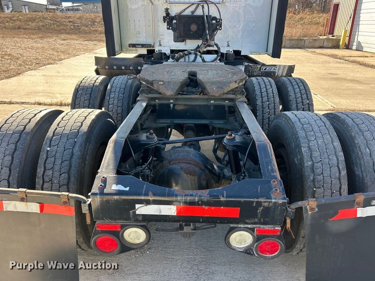 image for item ET6862 2015 Peterbilt 579 semi truck