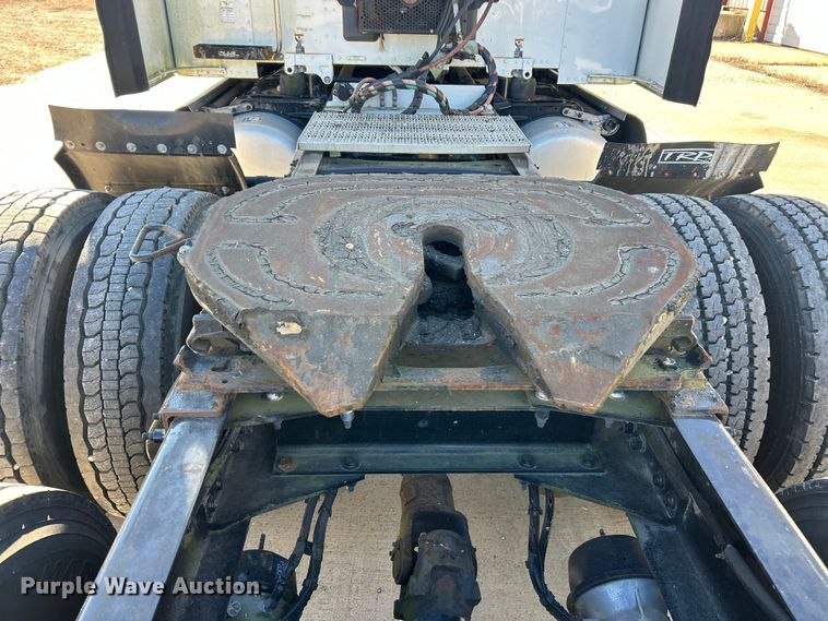 image for item ET6862 2015 Peterbilt 579 semi truck