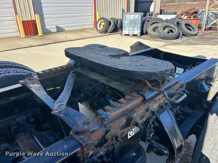 image for item ET6862 2015 Peterbilt 579 semi truck