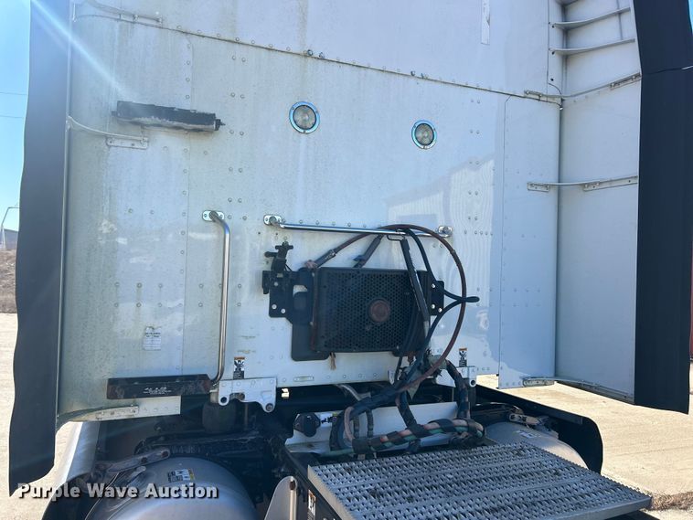 image for item ET6862 2015 Peterbilt 579 semi truck