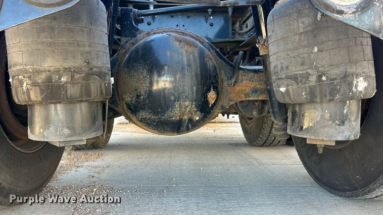 image for item ET6862 2015 Peterbilt 579 semi truck