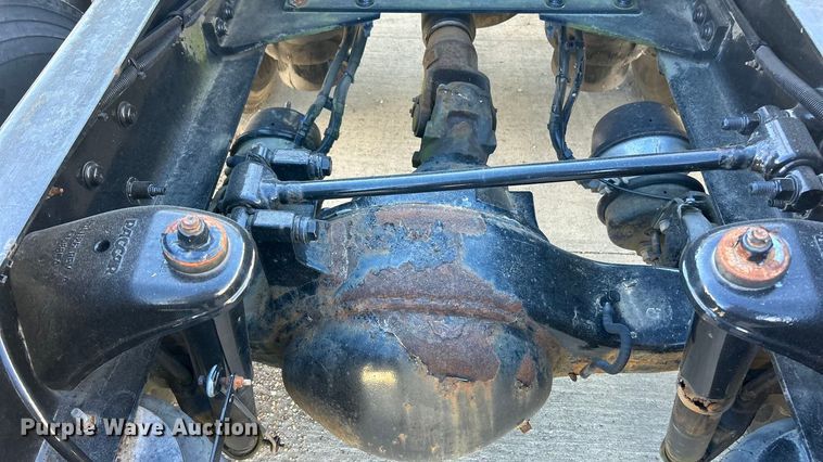 image for item ET6862 2015 Peterbilt 579 semi truck