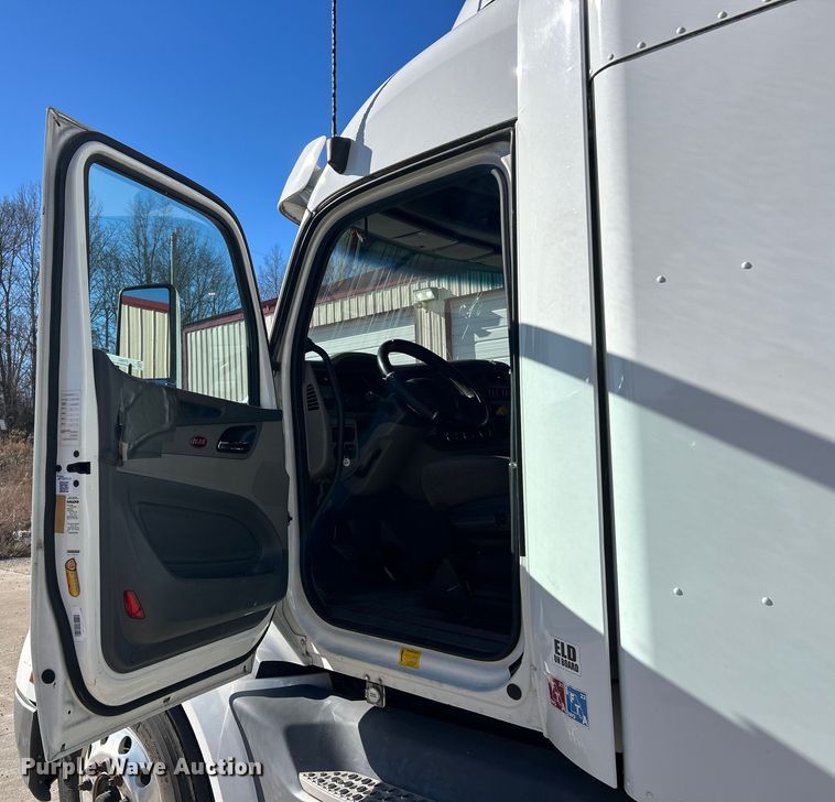 image for item ET6862 2015 Peterbilt 579 semi truck