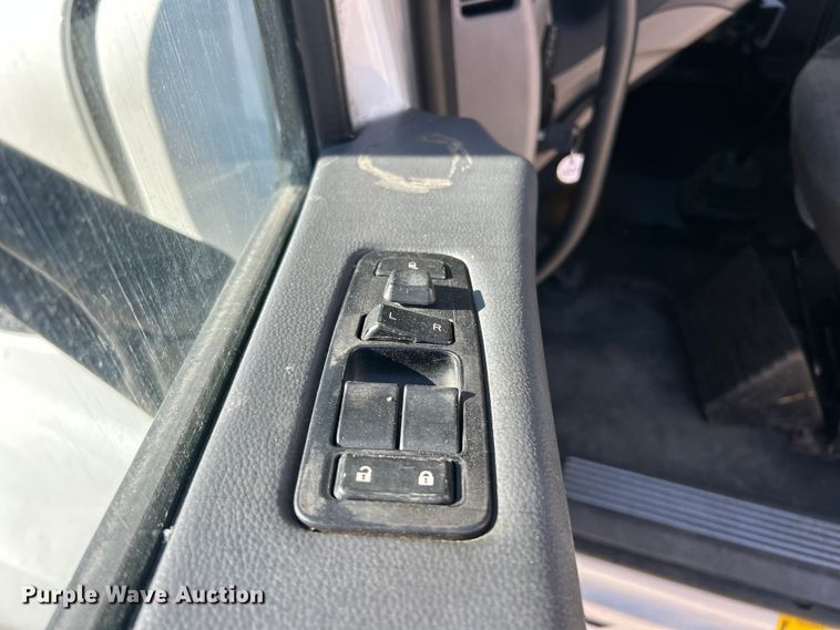 image for item ET6862 2015 Peterbilt 579 semi truck