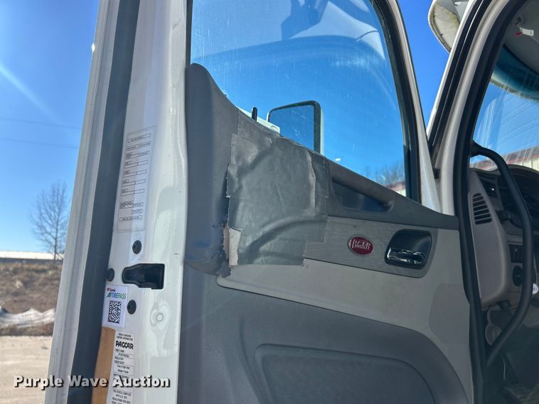 image for item ET6862 2015 Peterbilt 579 semi truck